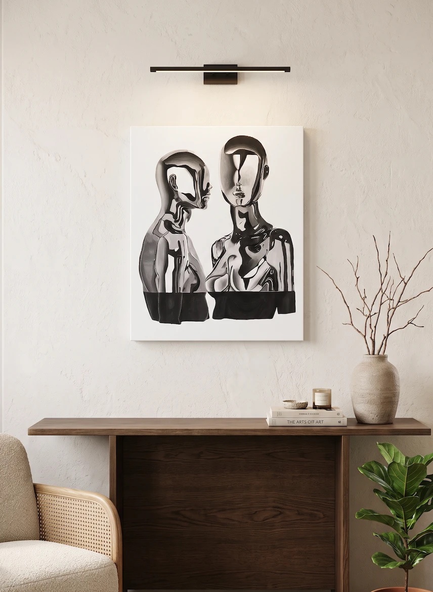 Le tableau des deux bustes métalliques accroché dans un salon lumineux